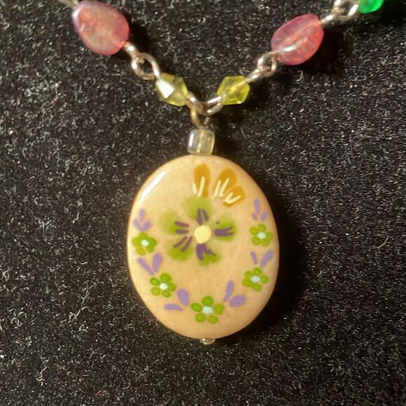 Painted flower necklace with beads on chain & iridescent green clip on earrings - Picture 2 of 10